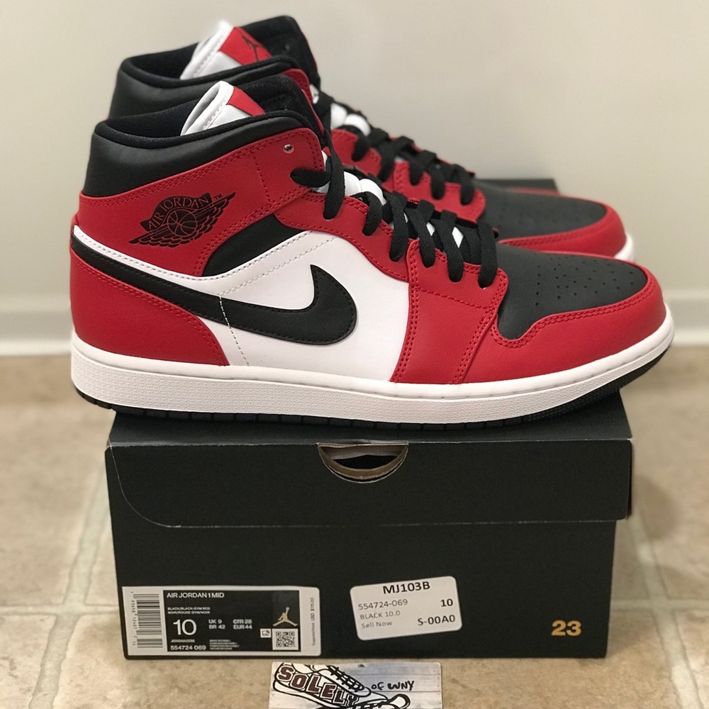 NEW Nike Air Jordan 1 Retro Mid Chicago Black Toe - Picture 8 of 8